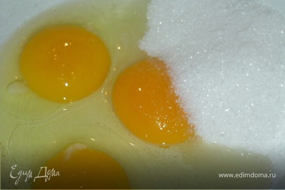 Яйца смешиваем с сахаром, затем перетираем с маслом и добавляем молоко.