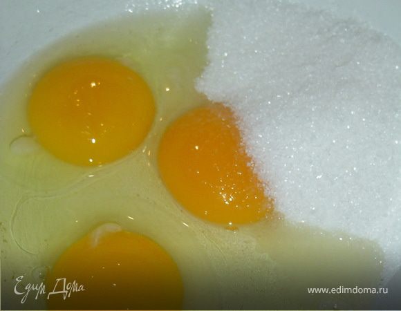 Яйца смешиваем с сахаром, затем перетираем с маслом и добавляем молоко. 