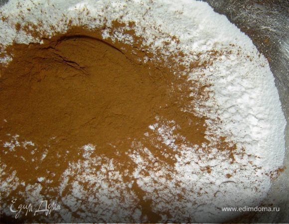 Просеиваем муку с разрыхлителем, добавляем корицу и соль, перемешиваем. 