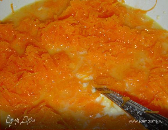 К маслянно-яичной смеси добавляем тыкву, 