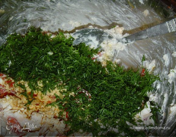 Сладкий перец нарезаем небольшими кусочками,куриное филе нарезаем брусочками и перемешиваем с творогом и перцем.К той массе добавляем мелко нарезанную зелень, соевый соус и перемешиваем.