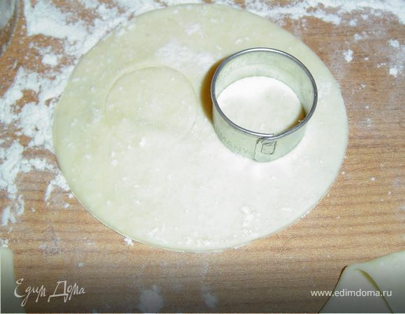 Раскатываем слоеное тесто и выемкой вырезаем два одинаковых круга.