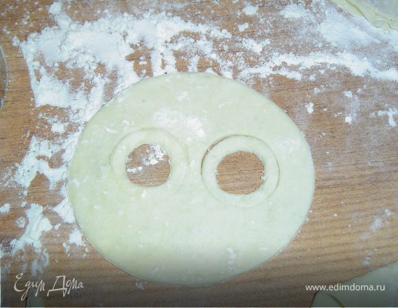 На одном из них выемкой меньшего диаметра намечаем 2 полукруга.Прорезаем ножом полукруги,а внутри их вырезаем круги.