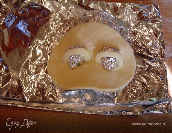 С помощью фольги формируем мордочку будущей лягушки,и отправляем вместе с фольгой в разогретую до 180гр. духовку.