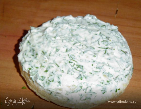 Пока выпекается наша "лягушка",мы готовим начинку.Для этого берем зелень и измельчаем ее.Нам еще понадобится творожный сыр с оливками,его мы смешаем с зеленью.Вот это и будет наша начинка.Этой начинкой смазываем первый слоеный круг.