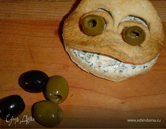 Сверху помещаем мордочку.Глазки делаем из оливок(без косточек),а зрачки - из маслин.Вставляем глазки в глазницы.