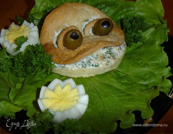 Выкладываем лягушку на листья салата.