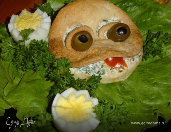 Из кусочка помидора делаем язычок.
Вот квакушка и готова!Приятного аппетита!!!!!!!!!!!!