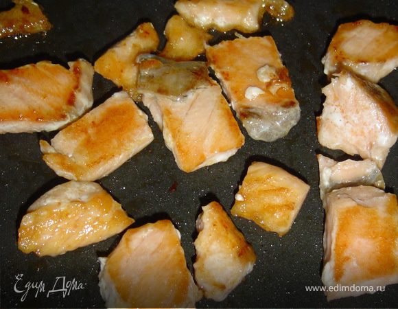 Берем любую красную свежую рыбу(у меня лосось), отделяем от костей, нарезаем кубиками и обжариваем в сковороде( масло не добавляем) и охлаждаем.