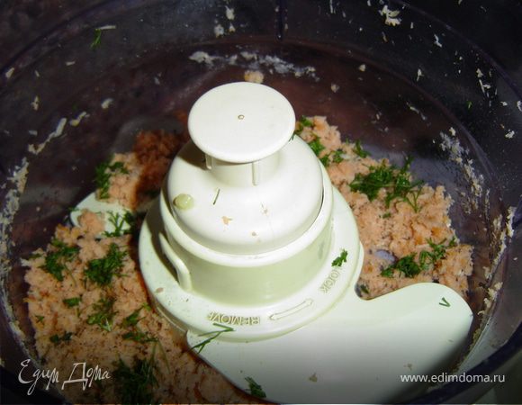  Готовые замороженные креветки размораживаем и очищаем.
 Малосольную семгу нарезаем небольшими кусочками, смешиваем с обжаренной рыбой, очищенными креветками(200г, а 150г оставляем для украшения) и измельчаем в блендере.К полученной массе добавляем измельченный укроп,сок лимона, сливки,сливочный сыр, взбиваем до однородной массы.