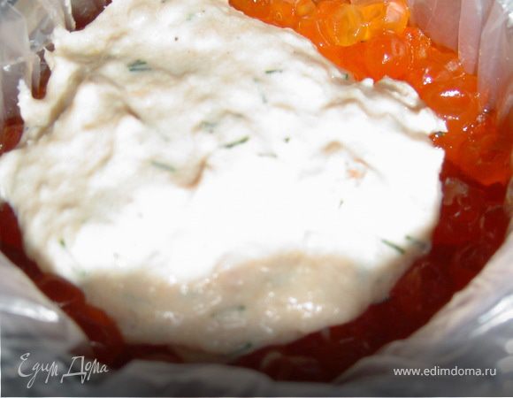 Формы застилаем пищевой пленкой, в них раскладываем полученную массу, красную икру, и опять слой рыбно-сливочной массы. Ставим в холодильник на несколько часов, до полного застывания. Когда все хорошо застынет, вынимаем из форм, освобождаем от пищевой пленки. Выкладываем на листья салата, сверху кладем красную икру и креветки.