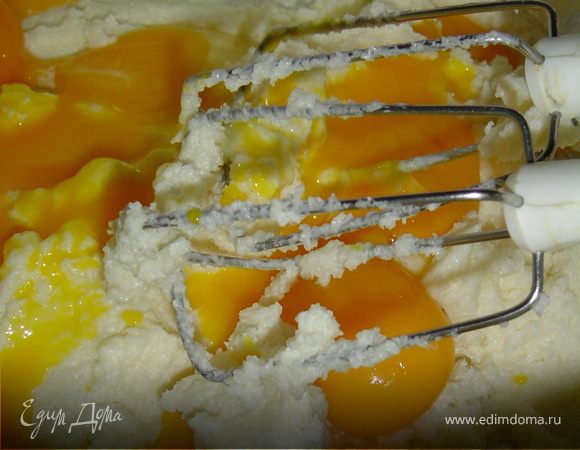 Размягченный сливочный маргарин взбиваем с сахарной пудрой, затем добавляем желтки, ванильный сахар и молоко.