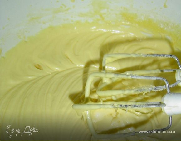 Просеиваем муку с разрыхлителем и добавляем к масляной смеси и замешиваем тесто.