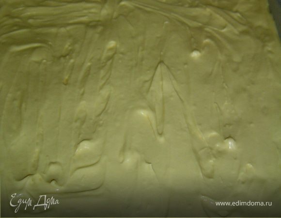 Противень застилаем пищевой бумагой и выкладываем тесто, равномерно распределив по всему противню.