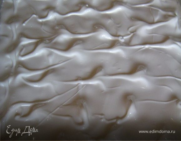 Белки взбиваем с сахаром (200 г) до устойчивых пиков, а затем выкладываем их на тесто. 
