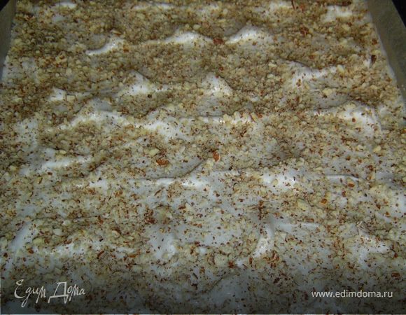 Белки посыпаем измельченным миндалем.
Выпекаем при температуре 180 градусов 45 минут.