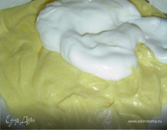 Пока корж выпекается, готовим крем. Для этого желтки перетираем с сахаром, добавляем муку, молоко и на медленном огне доводим до загустения, постоянно помешивая. Даем крему остыть, затем аккуратно смешиваем со взбитыми сливками.