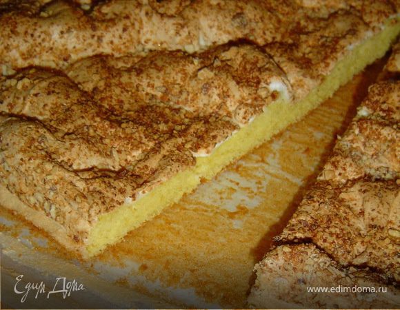 Готовый корж разрезаем на две равные части, тем самым получаем два коржа.