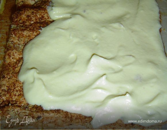 Один из них смазываем кремом и накрываем вторым коржом.