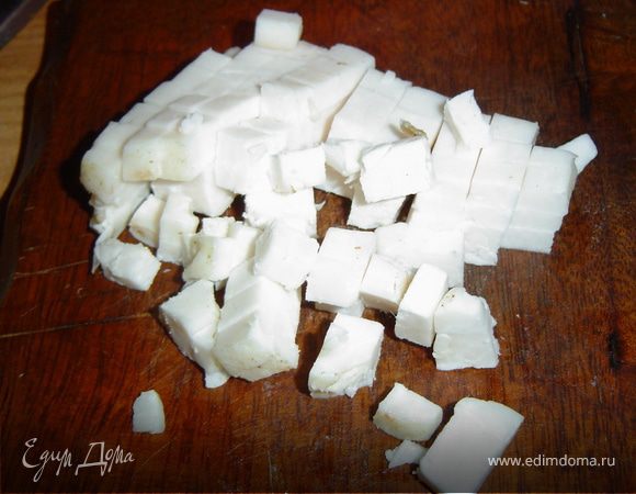 Карпа моем и натираем снаружи и внутри солью.Чистим лук и нарезаем маленькими кубиками.Сало свежее нарезаем также небольшими кубиками.