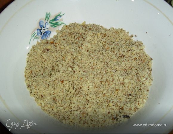 Грецкие орехи измельчаем с помощью блендера.