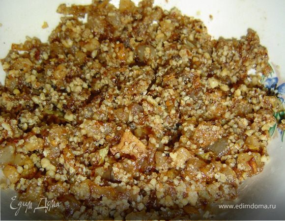 На разогретую сковороду выкладываем сало и обжариваем, при этом выделяется жир, на котором мы обжариваем лук до мягкости. К луку и выжаркам добавляем орехи и жарим все вместе еще 3 минуты.