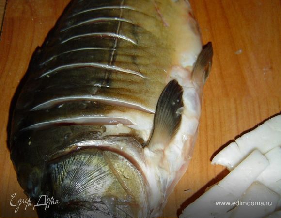 Поперек рыбы делаем насечки,