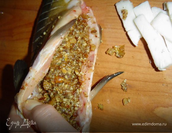 начиняем рыбу приготовленным фаршем,