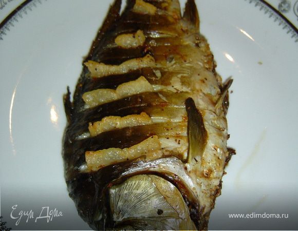 Карпа укладываем на противень, смазанный растительным маслом, и отправляем в духовку, нагретую до 160 гр. И запекаем в течение 40 минут. Удаляем зубочистки.