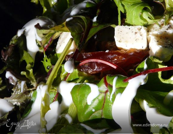 На каждую тарелку выложить нарезаные кусочки груши, сбрызнуть соком лайма. Сверху финики и орехи. Порезать сыр кубиками, небольшую часть мелко нарезать и вмешать в заправку.Посыпать перцем. Для заправки смешать йогурт, сыр, немного соли, мед. Разложить листья салата по тарелкам, сбрызнуть маслом и заправкой.
