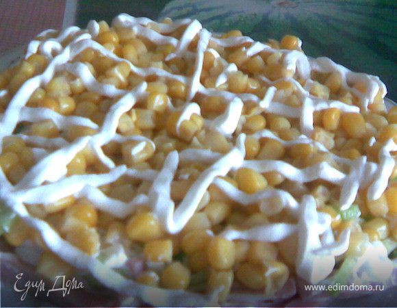 нарезать ветчину,очищенный огурец соломкой,уложить это слоями смазать,на верх выложить кукурузу.