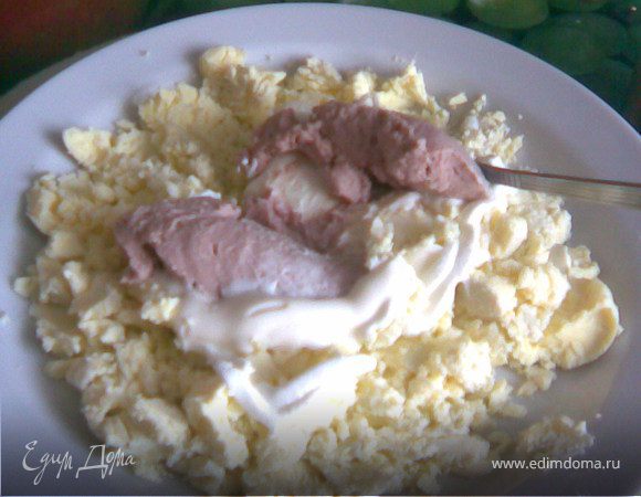 Яйца отварить разрезать на половинки,вынуть желток и смешать с плавленным сыром,паштетом и майонезом.Этой массой начинить белки.