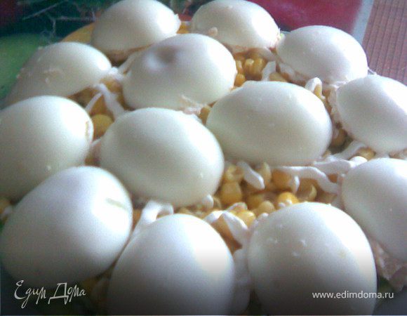 Яйца срезом вниз выложить на основной салат.Верх посыпать тёртым сыром.