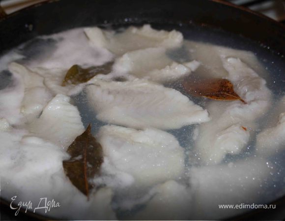 Порежем филе рыбы на не большие кусочки. поместим в сотейник, зальем горячей водой, добавим лавровый лист и соль по вкусу. проварим 10 минут. 