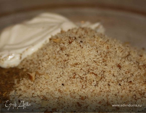 Приготовим соус. Смешаем молотые орехи с приправами, майонезом и кинзой.