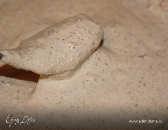 Затем постепенно добавим горячую воду для получения креповой консистенции.