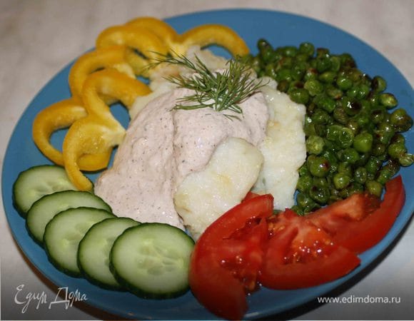 Подаем рыбу с любым гарниром, я использовала овощи и немного поджаренные зеленый горошек. БОН АПЕТТИ