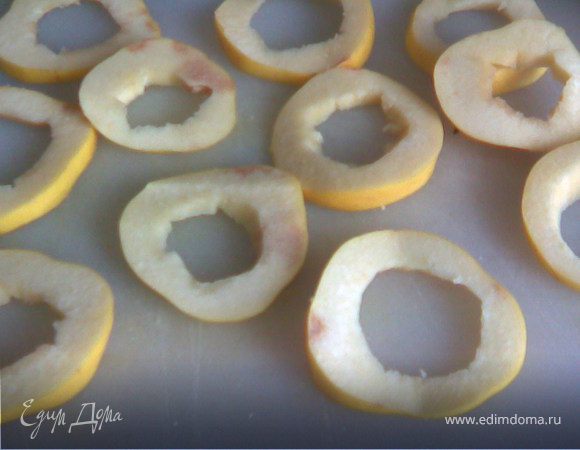 Айву промыть,удалить сердцевину.