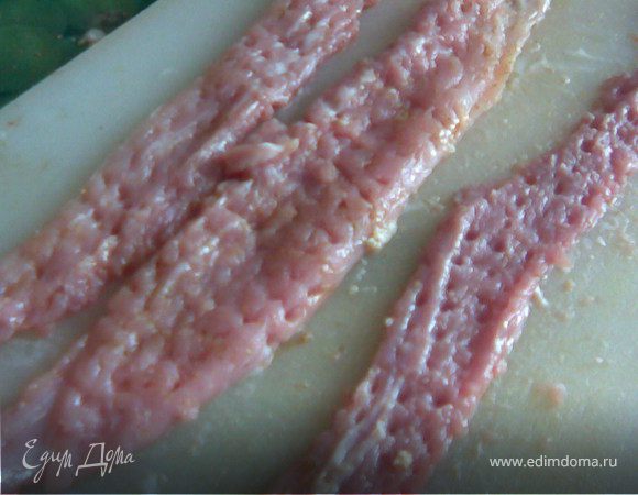 Свиную вырезку разрезать на полоски,отбить их смазав солью,специями,йогуртом и соевым соусом.