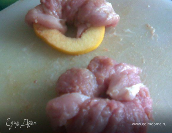 На кольца айвы намотать полоски свинины плотно.