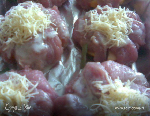 Выложить на противень,усланный фольгой, добавить лавровый лист и тёртый сыр.Накрыть вторым листом фольги и убрать в духовку на 1час  при 180С.