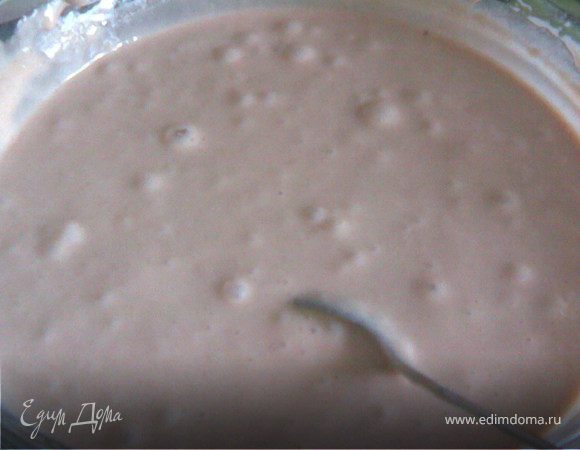 Смешать яйца с сахаром,добавить слегка подтаявшее мороженное.Затем все остальные ингредиенты.Консистенция должна быть как на оладьи. 