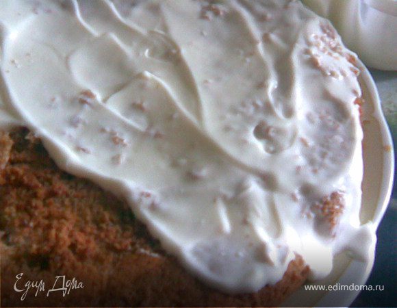 Выпекаем два коржа при 200Соколо 30 минут.Первый корж пропитать натуральным кофе с коньяком и смазать кремом.