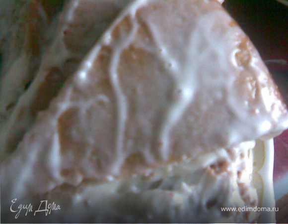 Второй разрезать на 12 долей,каждую обмакнуть в крем и выложить под наклоном