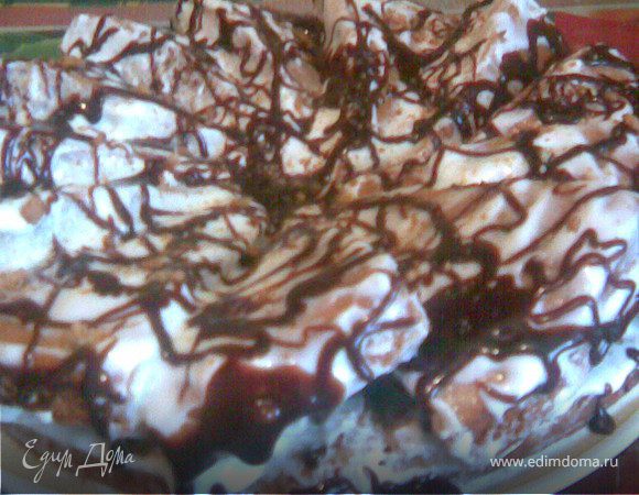 Растопить шоколад,смешать его с молоком и маслом.Украсить верх торта полив шоколадной глазурью.