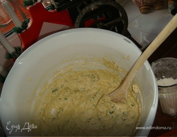 Добавить сливочное масло, 2 яйца, и половину муки и взбить до однородной массы. Крупно порезать петрушку или мелко зеленый лук. Добавить к тесту петрушку или зеленый лук, чеснок, орегано, базилик, соль, перец, оставшуюся муку и все хорошенько вымешать. Накрыть полотенцем и поставить в теплое место на 1 - 1,5 часа, тесто должно подойти.