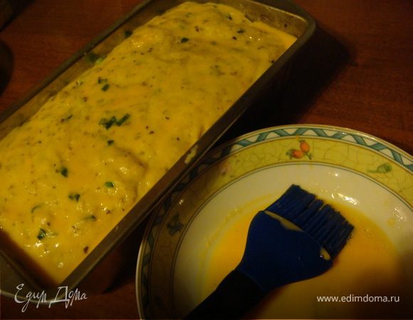 Духовку разогреть до 190 градусов, пока духовка греется приготовить яичную глазурь - взбить желток с 1 ст.л. молока. 