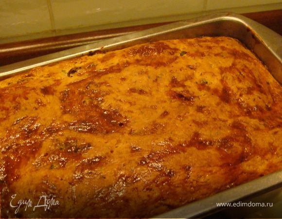 Смазать верх теста яичной глазурью и выпекать минут 35  или пока буханка не начнет издавать гулкий звук, когда по ней постучишь. Дать буханке остыть 5 мин, переложить на подставку и дать остыть окончательно, прежде чем нарезать. 