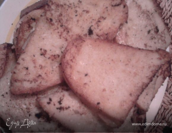 Нарезать батон. Слегка взбить яйца и добавить молоко, хорошо обмакнуть в этой смеси кусочки батона и обжарить. (На фото у меня кусочки хлеба, так как мне пришлось срочно делать гренки из хлеба, который моя дочь (2 годика) взяла в магазине с лотка сама и надкусила, пока я расплачивалась за выбранный мною хлеб, - пришлось брать две буханки)