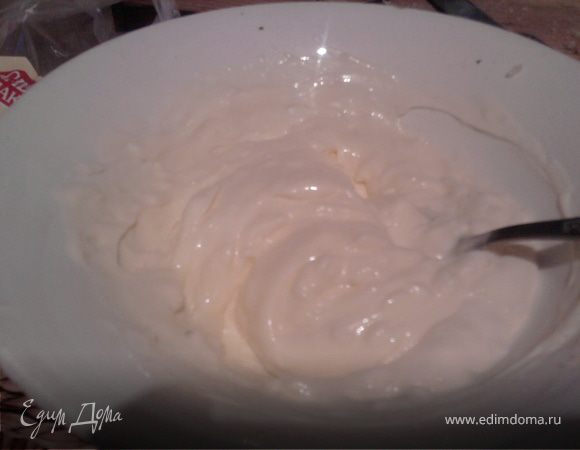 Смешать майонез и натертый (выдавленный) чеснок (на ваш вкус)